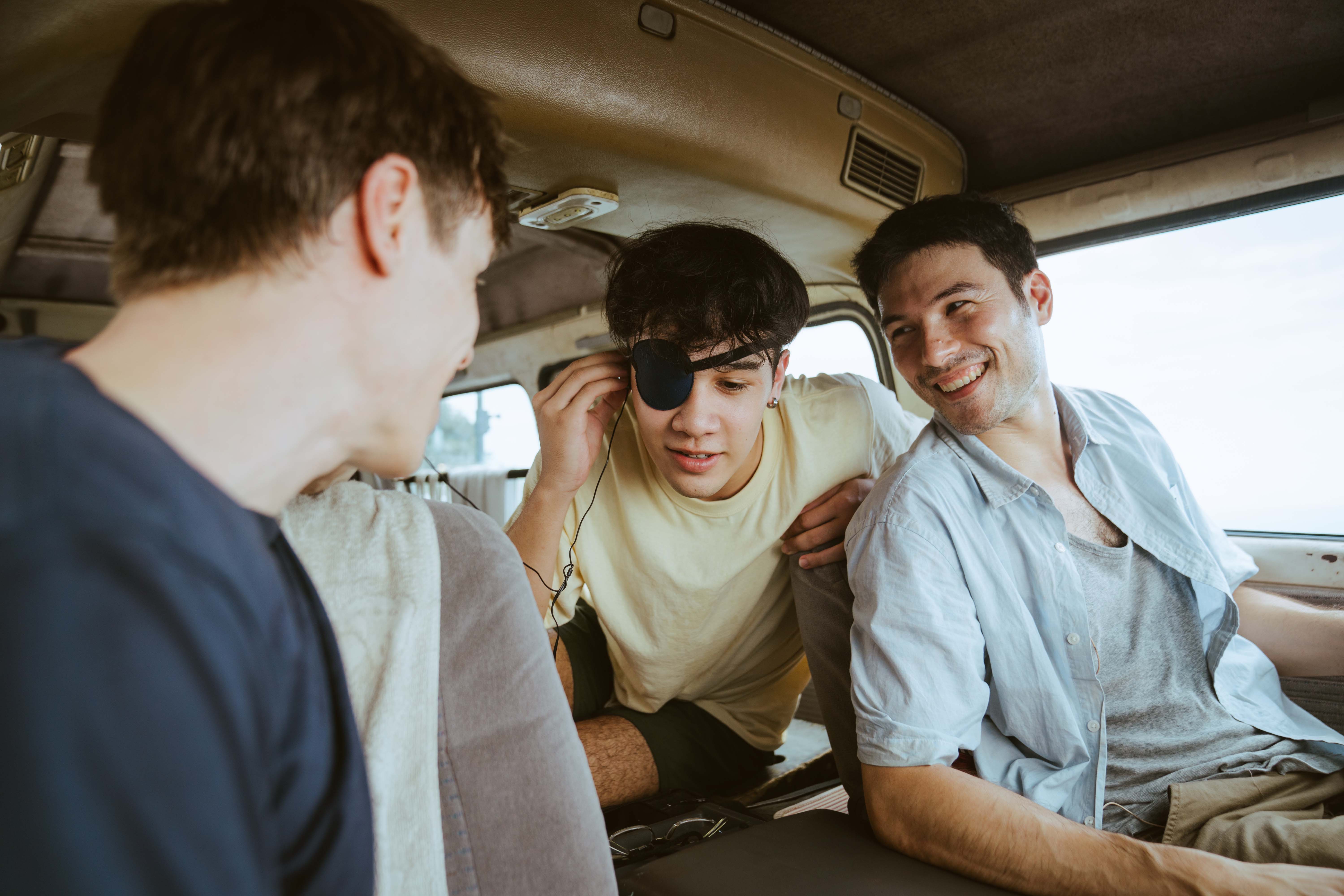 鳳小岳片中開著手排貨車載著2個弟弟環島，車裡又燜又熱還不能開冷氣，拍攝超硬。（綺影發行提供）