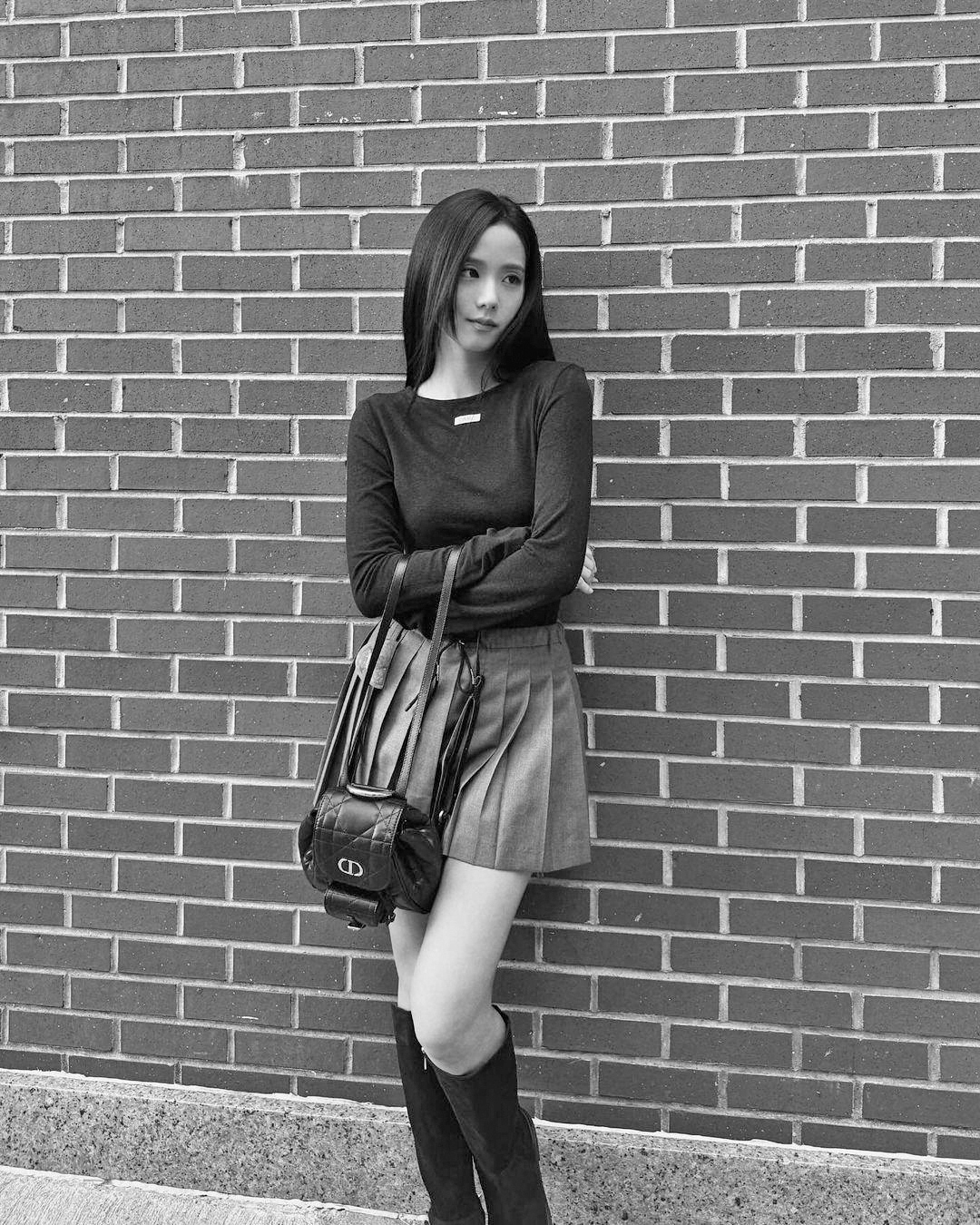 BLACKPINK Jisoo以學院風look,詮釋DIOR Caro。(翻攝自Jisoo IG)