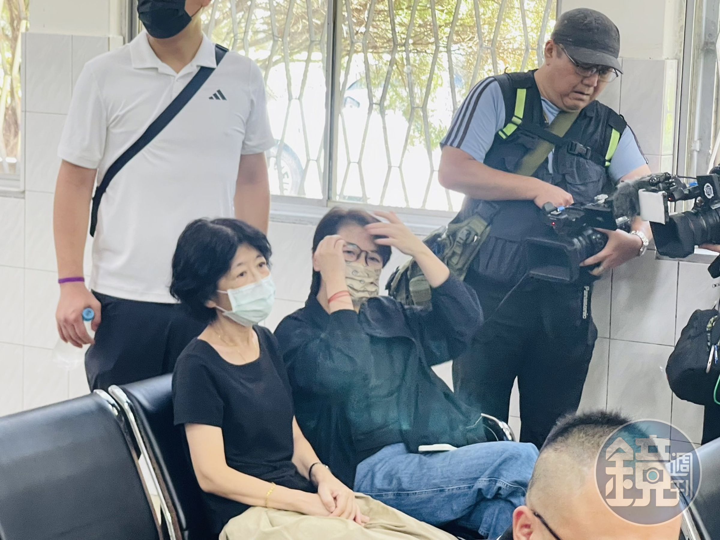陳珮琪（左）上午在黃珊珊（右）的陪同下前往看守所送物品。