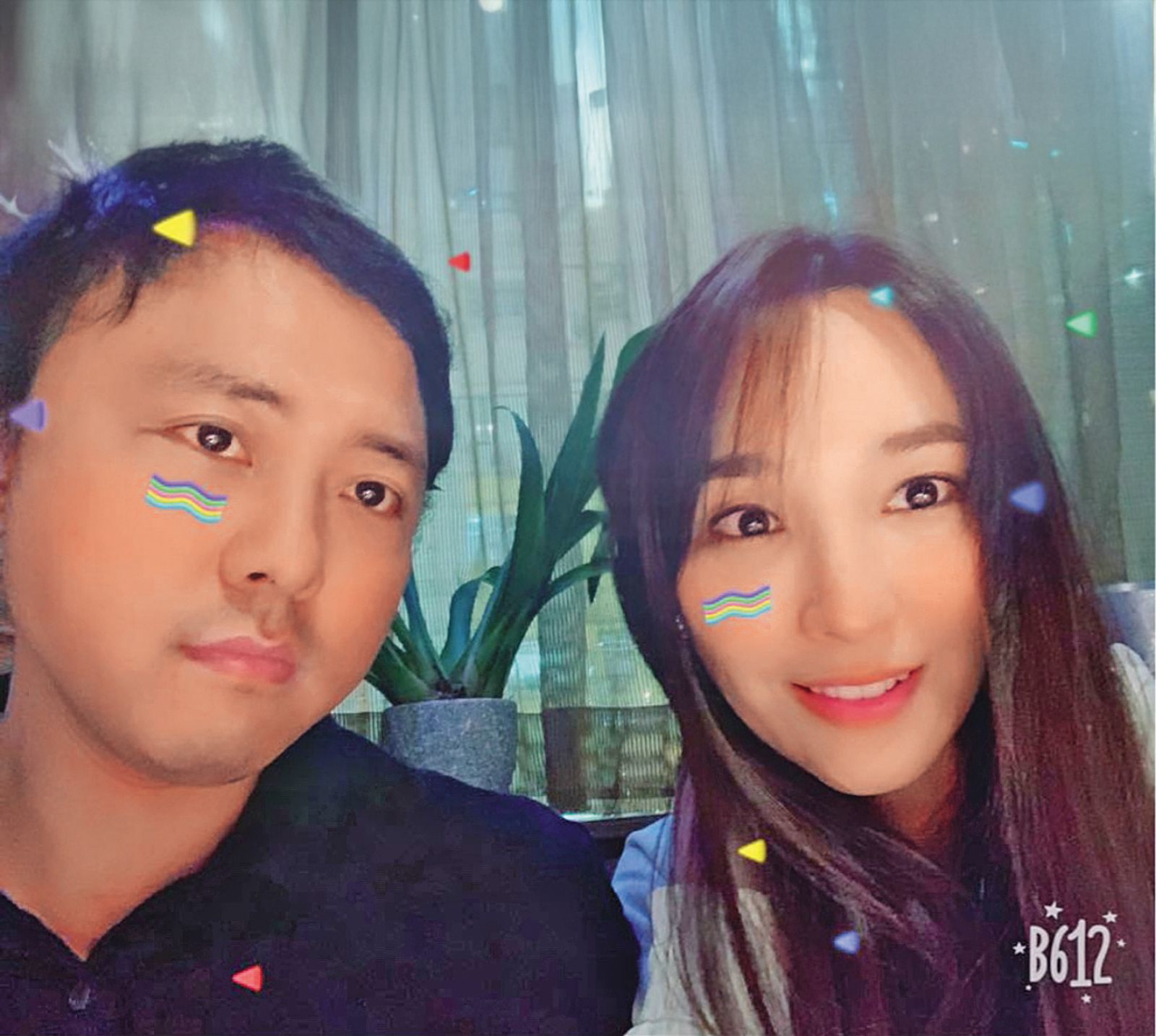 吳佩慈（右）和企業家紀曉波（左）相戀育兒，雖未結婚但感情一直甜蜜