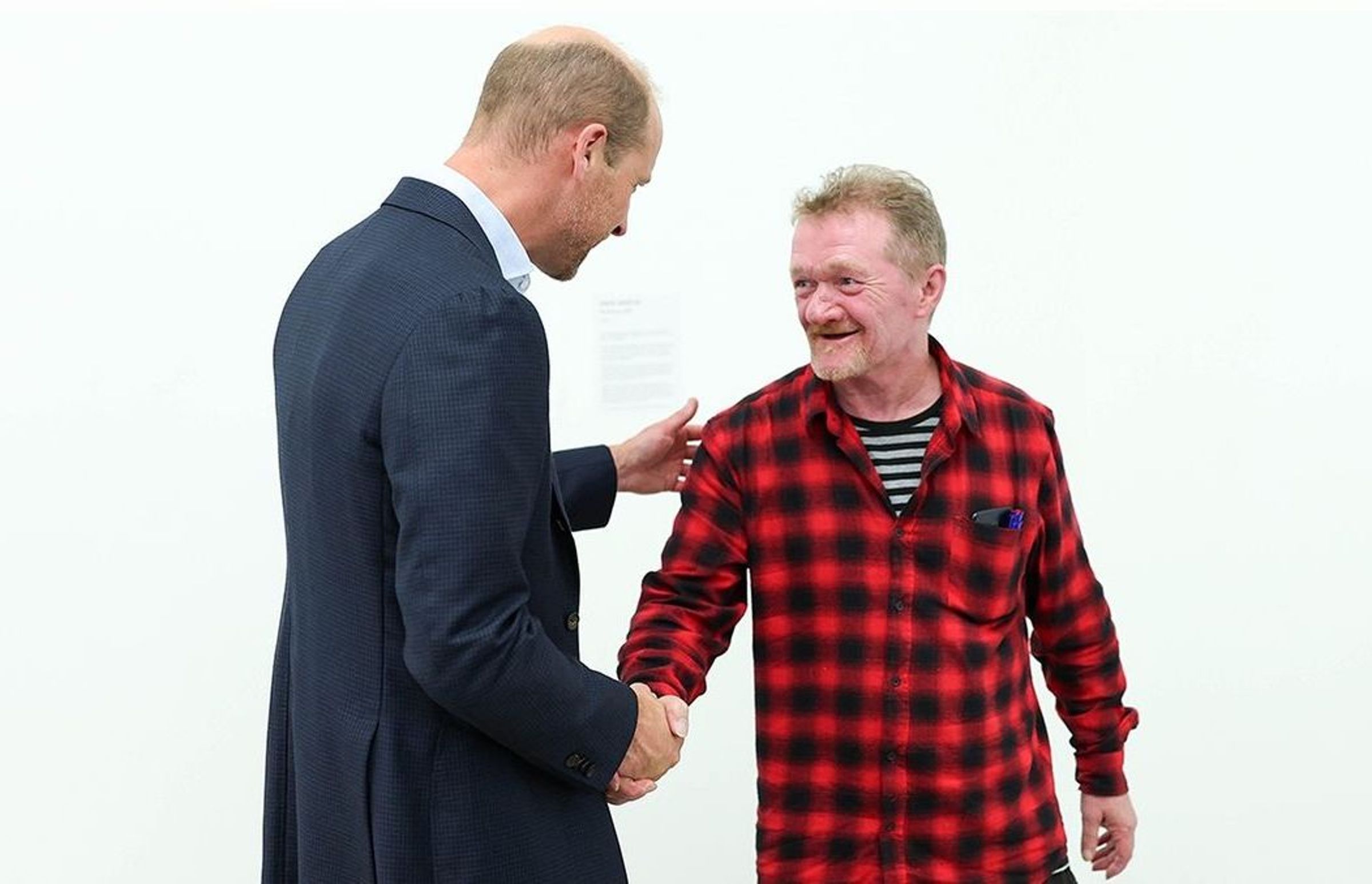 威廉王子與《大誌雜誌》賣家馬丁相見歡。(翻攝princeandprincessofwales IG)