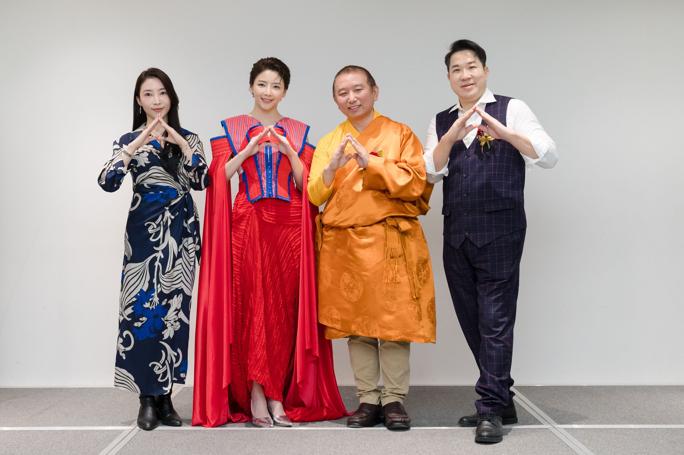 邀請到西藏轉世活佛認證的「雪歌仁波切」擔任心靈導師。(雪歌有約提供)