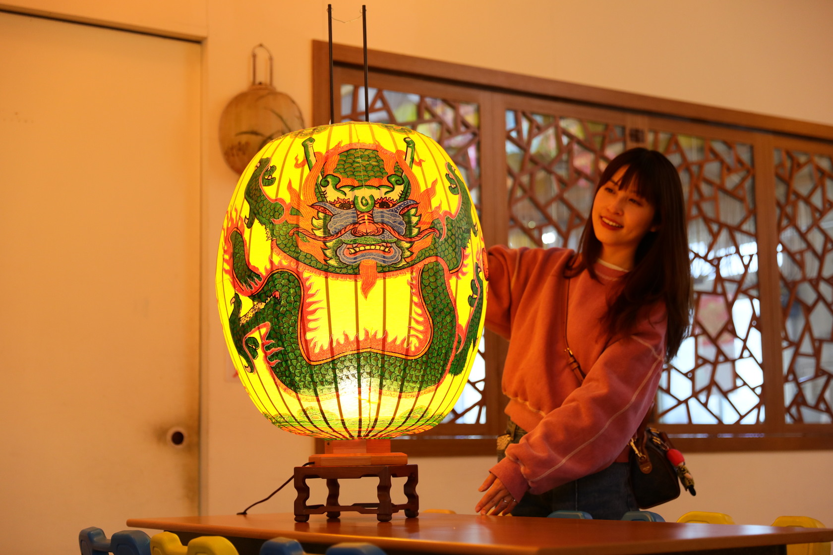 光遠燈籠出品的傳統燈籠，經二代老闆改良成可收放的「傘燈」，更方便使用。