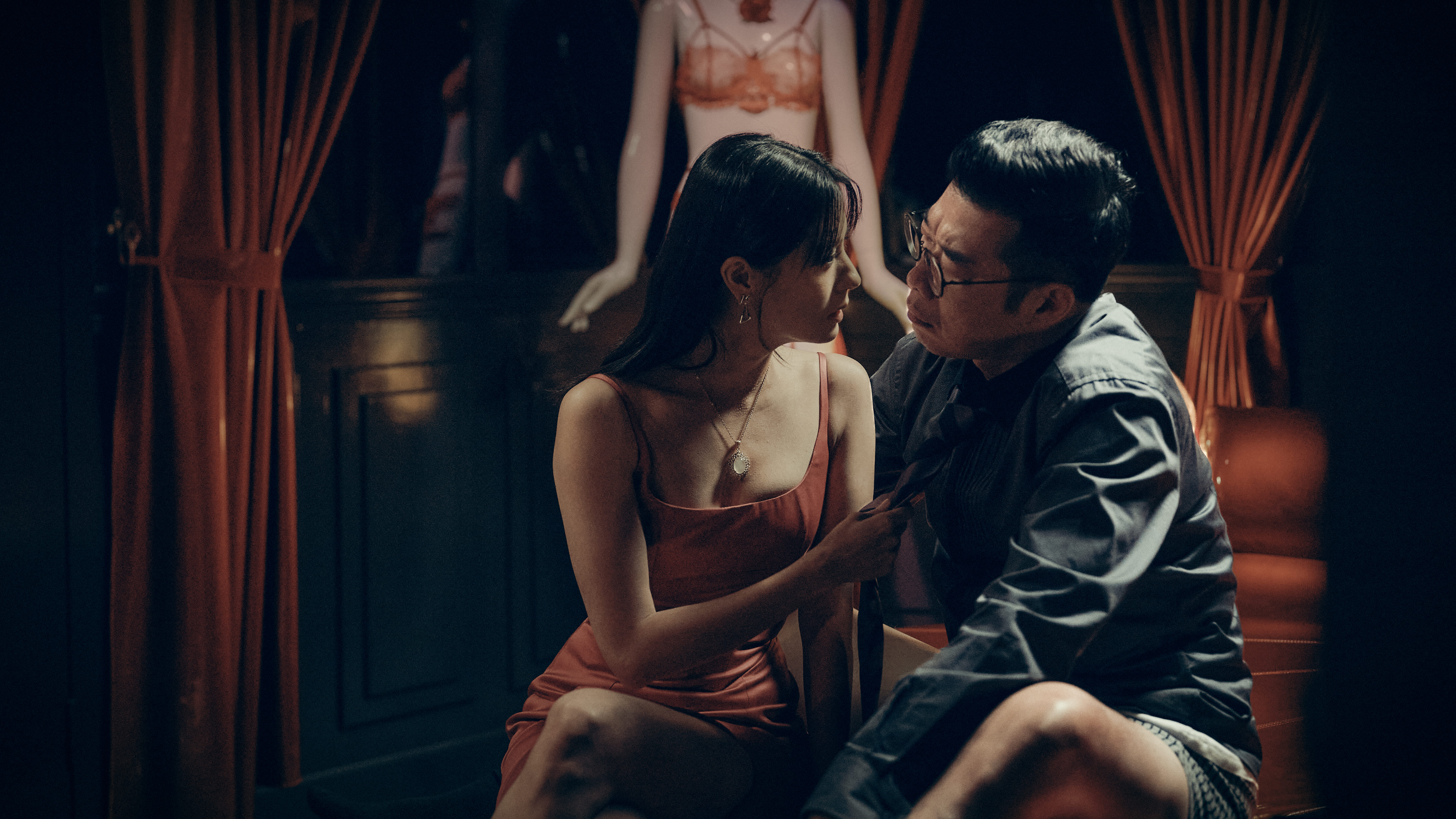 馬力歐（右）演起變態檢察官維妙維肖，林予晞（左）稱讚他是「滿分的變態！」。（鏡文學提供）