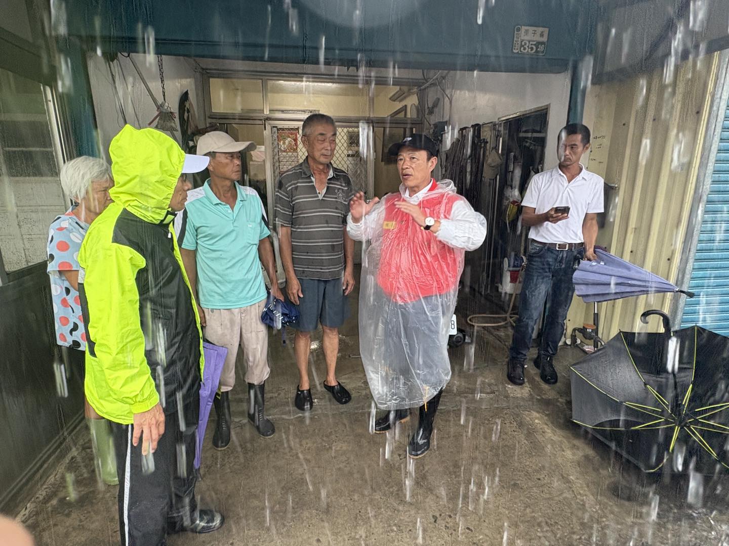 嘉義縣東石、朴子下午緊急宣布停班停課，縣長翁章梁視察災情。（翻攝自翁章梁臉書）