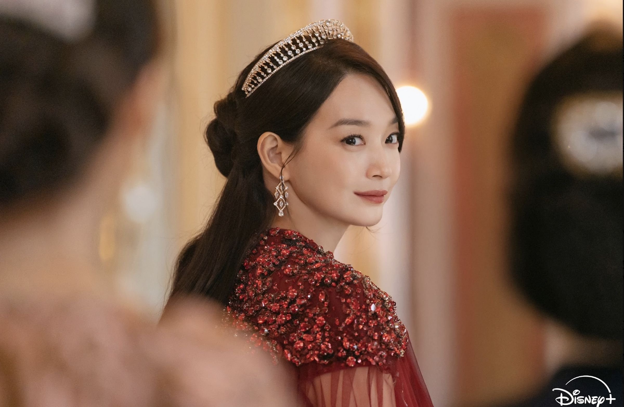 申敏兒在《再婚皇后》中飾演深受人民愛戴的東大帝國皇后娜菲爾。(Disney+提供)