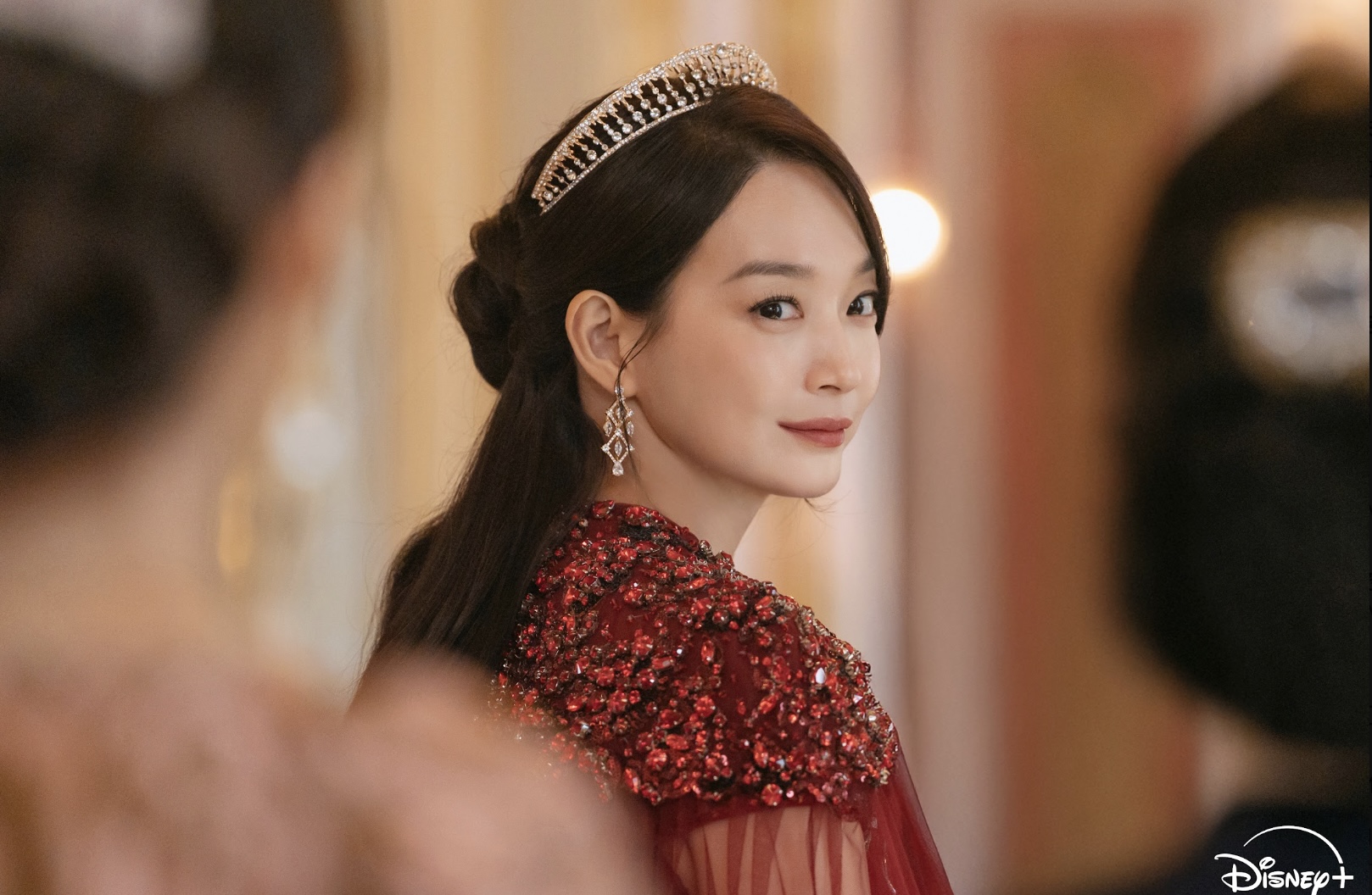 申敏兒在《再婚皇后》中飾演深受人民愛戴的東大帝國皇后娜菲爾。(Disney+提供)