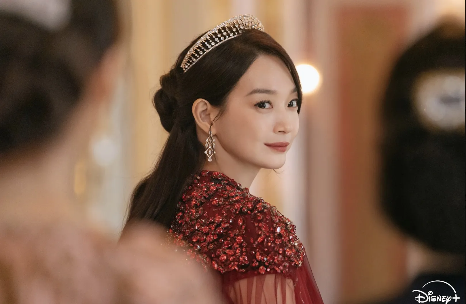 申敏兒在《再婚皇后》中飾演深受人民愛戴的東大帝國皇后娜菲爾。（Disney+提供）