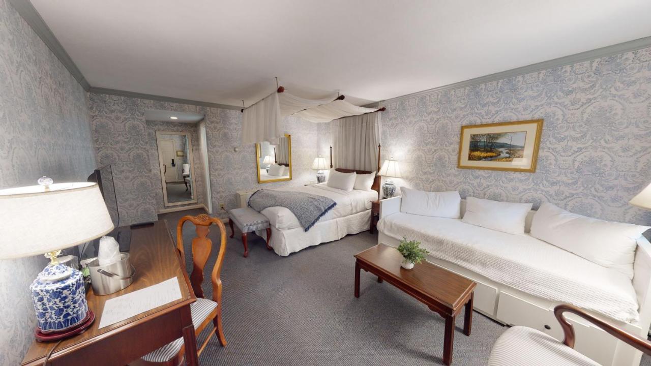 美國一名單親三寶媽因房東突然漲房租，找不到住處乾脆改住飯店，卻意外發現不僅比在外租房便宜，生活品質還提升了。（Avon Old Farms Hotel房內實景，翻攝Booking.com官方頁面）