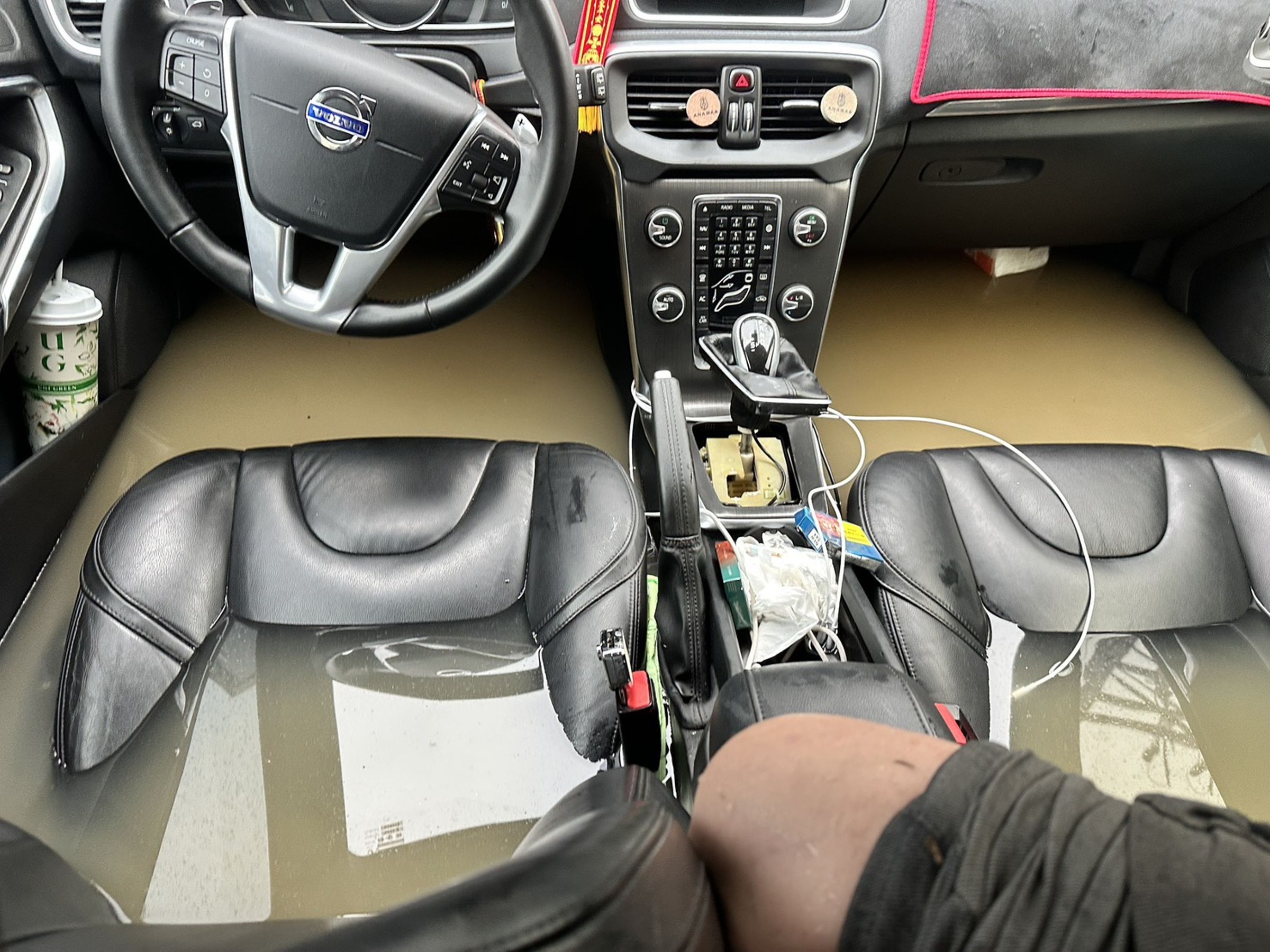 雨彈狂襲竹北淹水致災,許多車也因此泡水。(吳旭智提供)