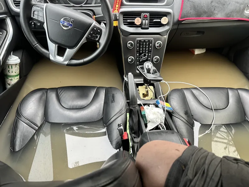 雨彈狂襲竹北淹水致災，許多車也因此泡水。（吳旭智提供）