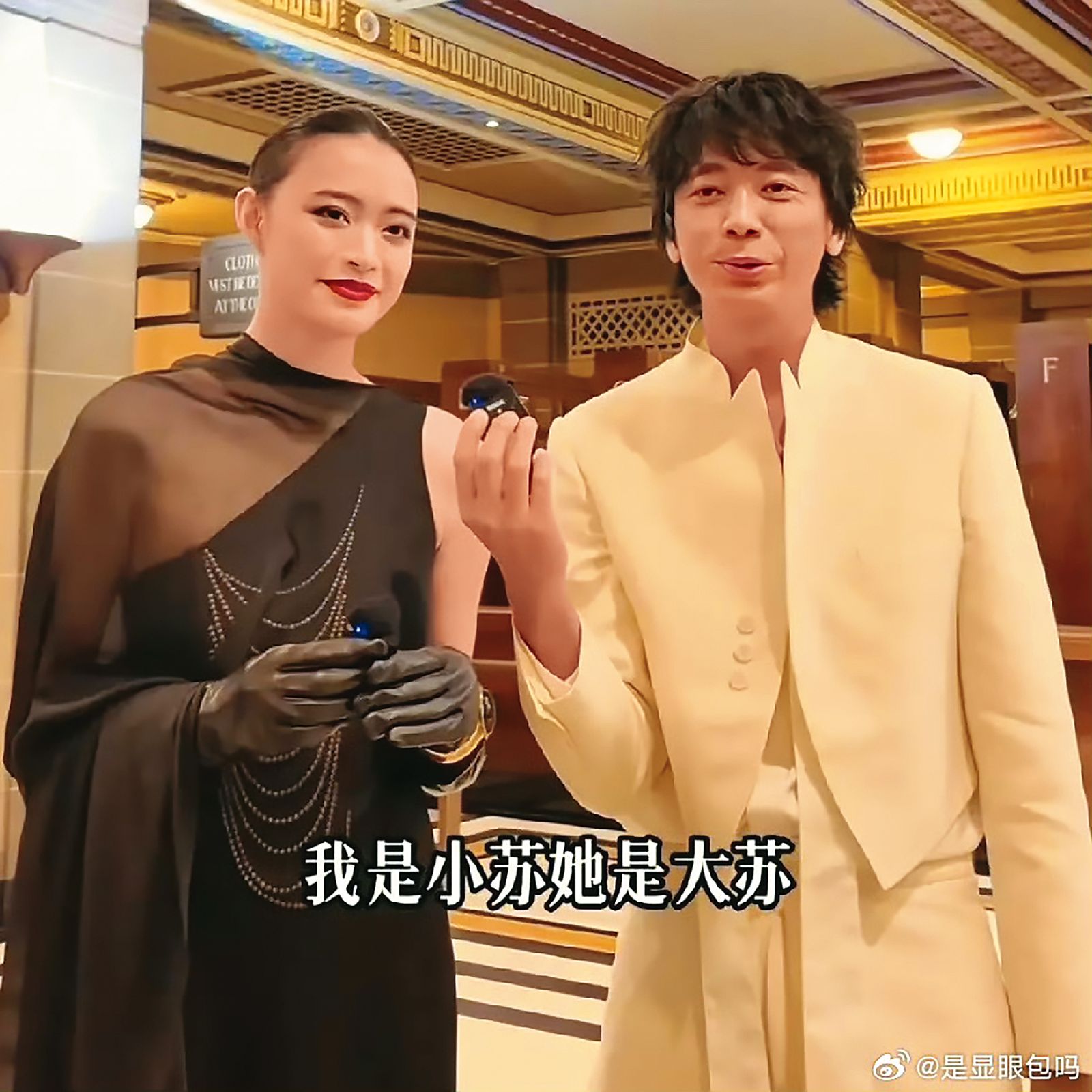 去年底蘇見信（右）在英國看女兒蘇祐婕（左）登上倫敦時裝週走秀。（翻攝自蘇見信微博）