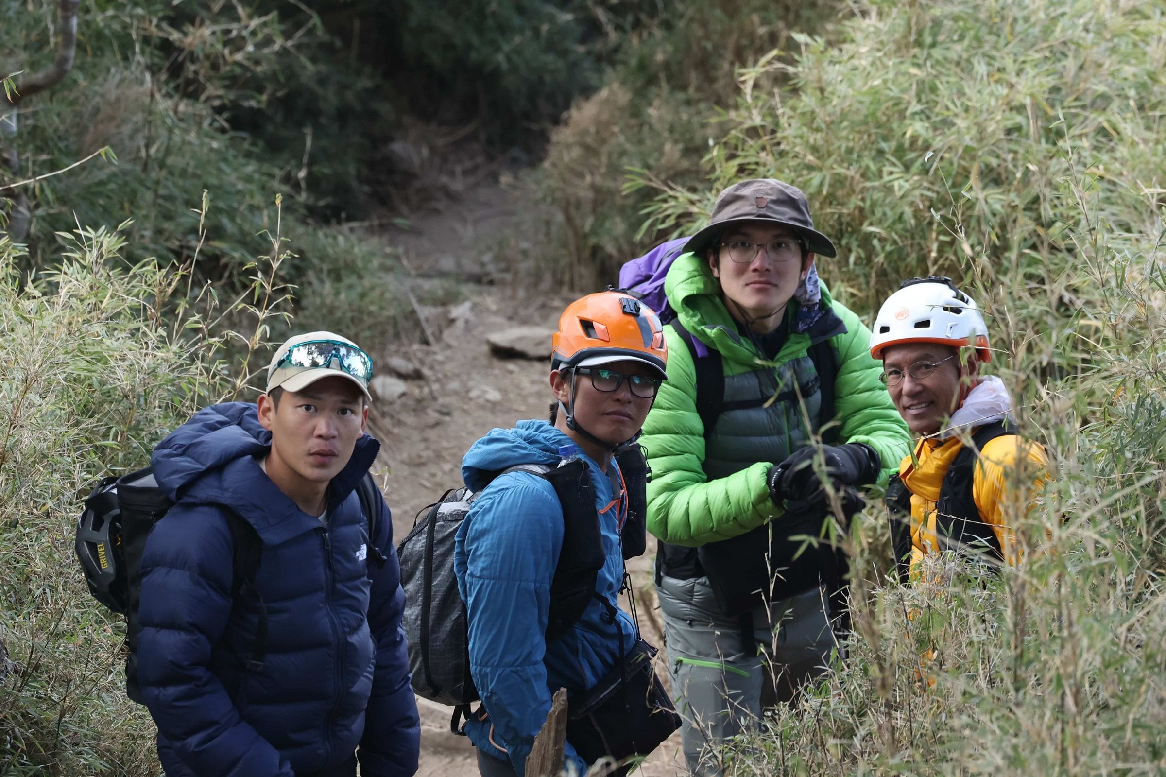 《赤心巔峰》周青（左起）、登山家張元植、編劇雪羊、古明政實地場勘驚險的恐龍塔地段。（活水文化提供）