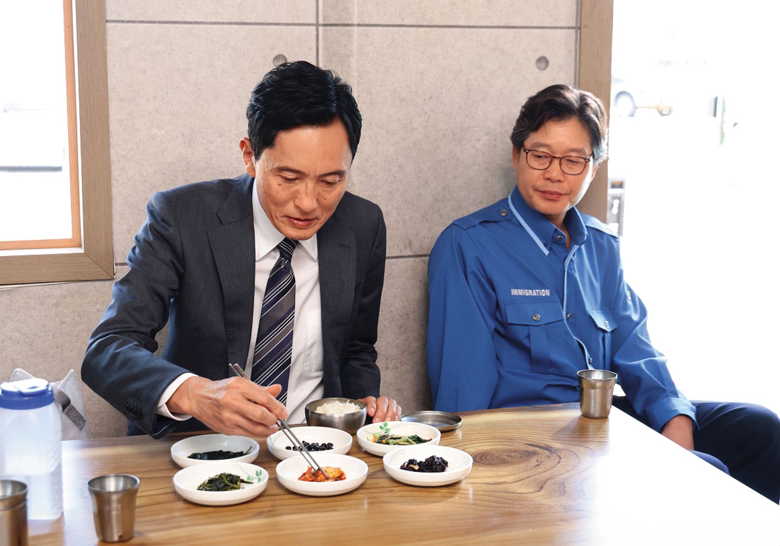 韓國演員劉宰明(右)獲邀演出《電影版孤獨的美食家》,和松重豐的詼諧互動是一大看點。(采昌國際多媒體提供)