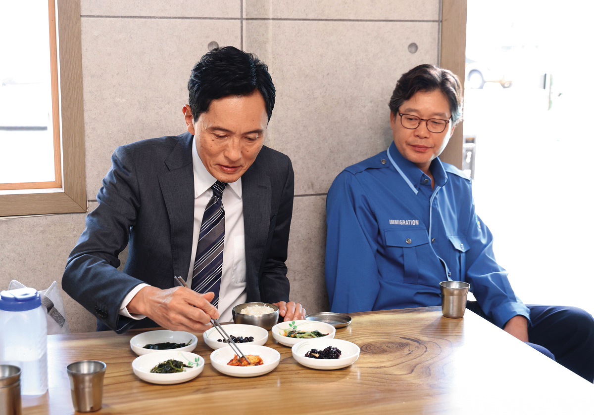 韓國演員劉宰明(右)獲邀演出《電影版孤獨的美食家》,和松重豐的詼諧互動是一大看點。(采昌國際多媒體提供)