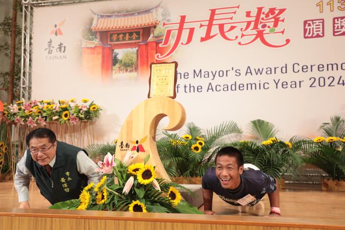 也有學生選擇其他各類姿勢。（台南市政府提供）