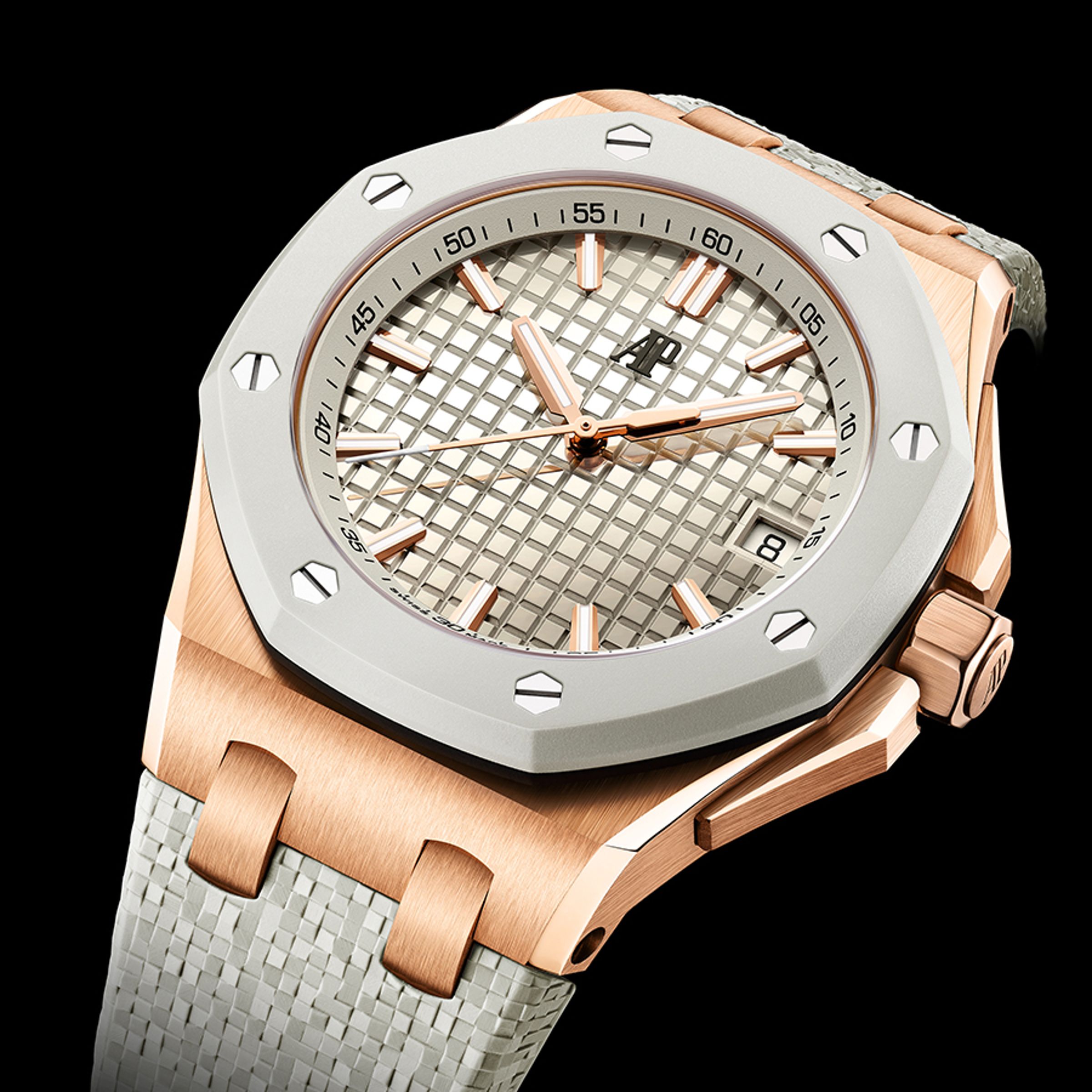 Royal Oak Offshore 37 Selfwinding｜18K玫瑰⾦材質／錶徑37mm／時、分、秒、日期指示／5900⾃動上鍊機芯／動力儲存約60小時／防水50米／定價：NT$1,524,000