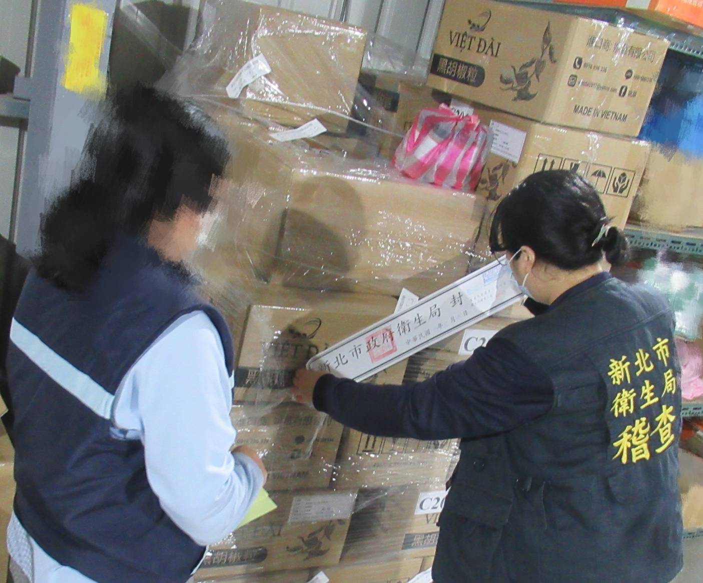 新北市衛生局已要求業者立即下架並回收自越南進口的黑胡椒產品，並對現場庫存進行封存。（新北市衛生局提供）