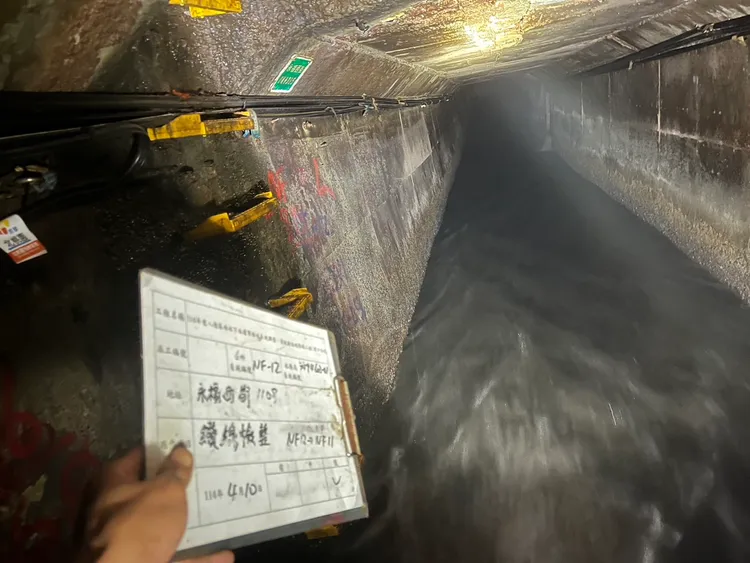 工人進入下水道修繕卻未有任何防護措施，並且當時有豪雨警報。（勞檢處提供）