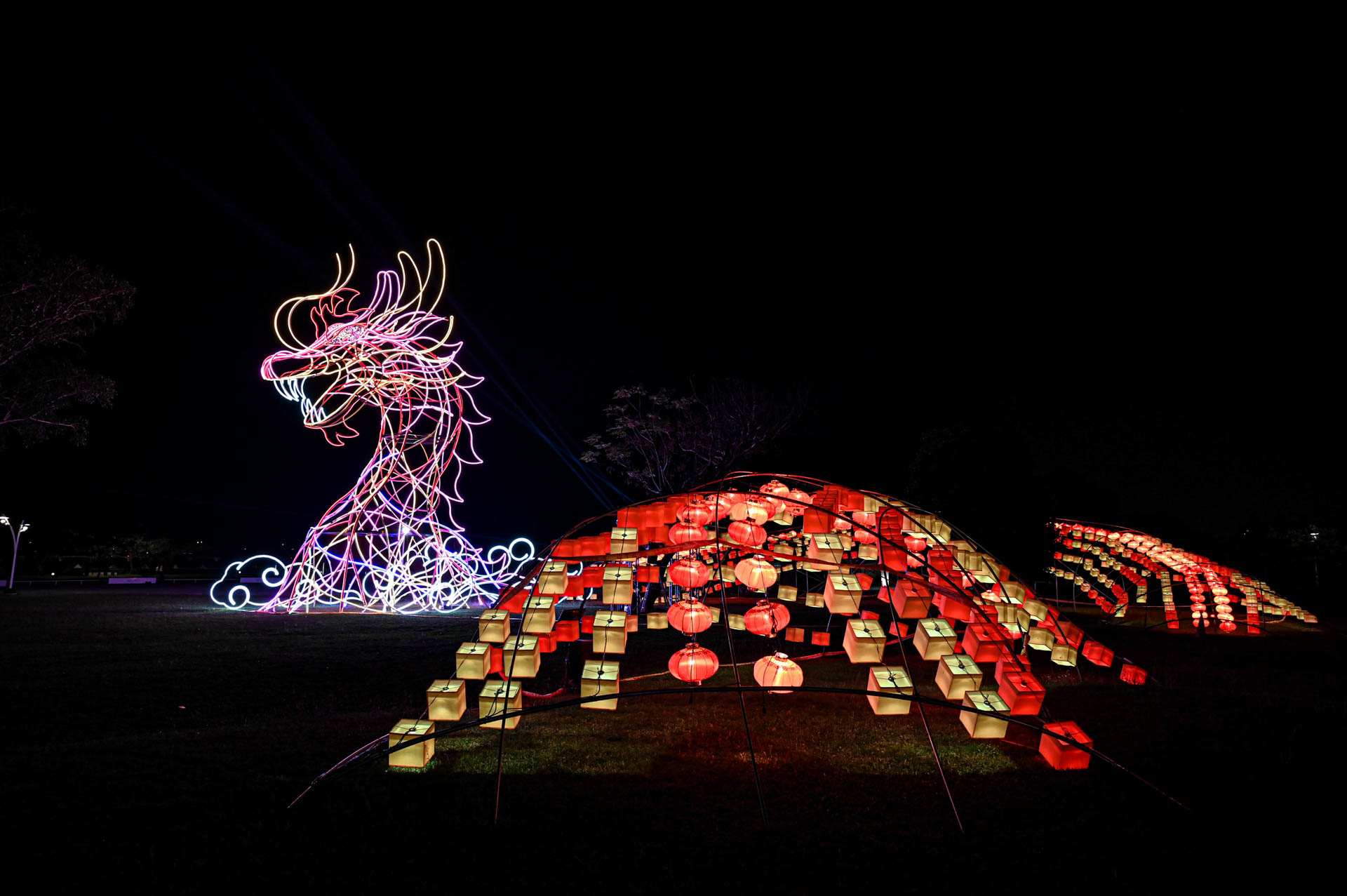 主燈「龍躍屏東」象徵希望與力量，每30分鐘演出一次主燈秀。（屏東縣政府提供）