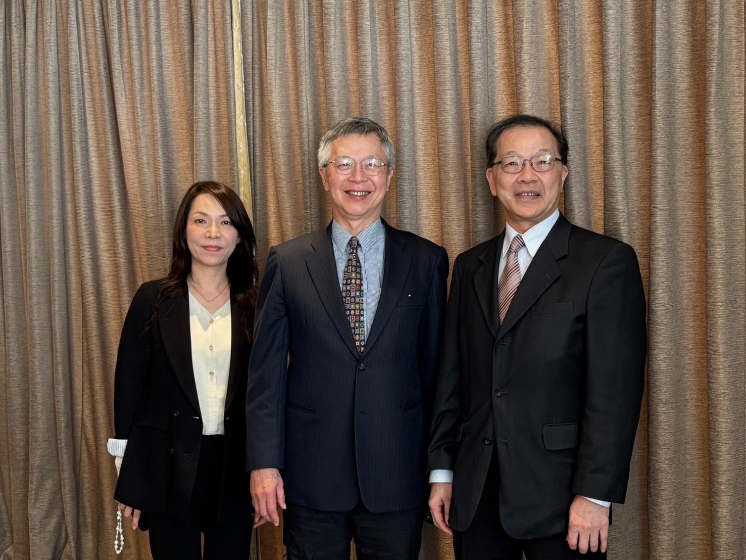 叡揚近年針對自然語言模型及影像處理分析兩大區塊，投入不少研發資源開發AI相關產品，未來可望逐步看到成果。（左起叡揚發言人林秋丹、董事長張培鏞、總經理陳世安）