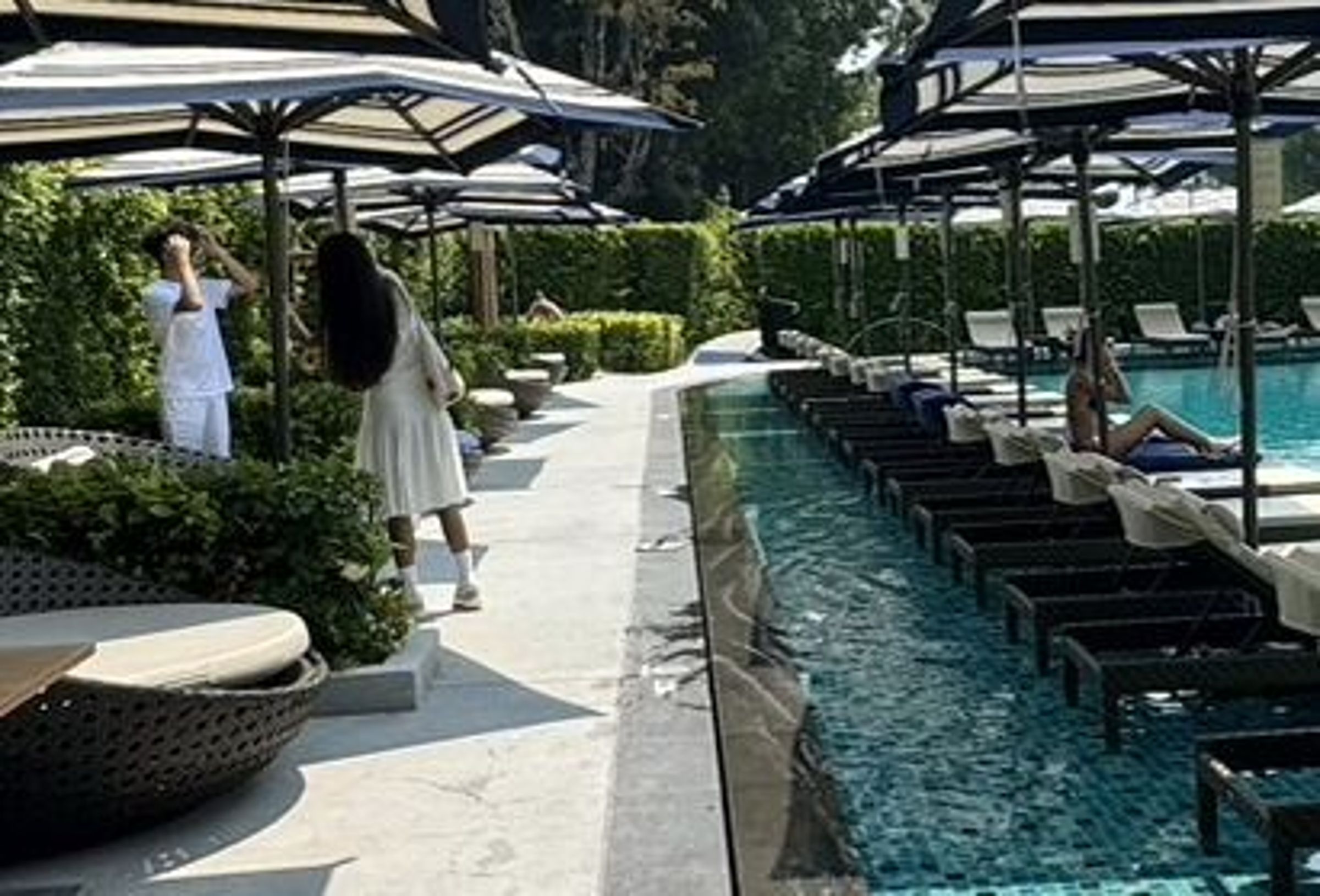 吳速玲指揮女兒幫自己和兒子在池畔合影。(讀者提供)