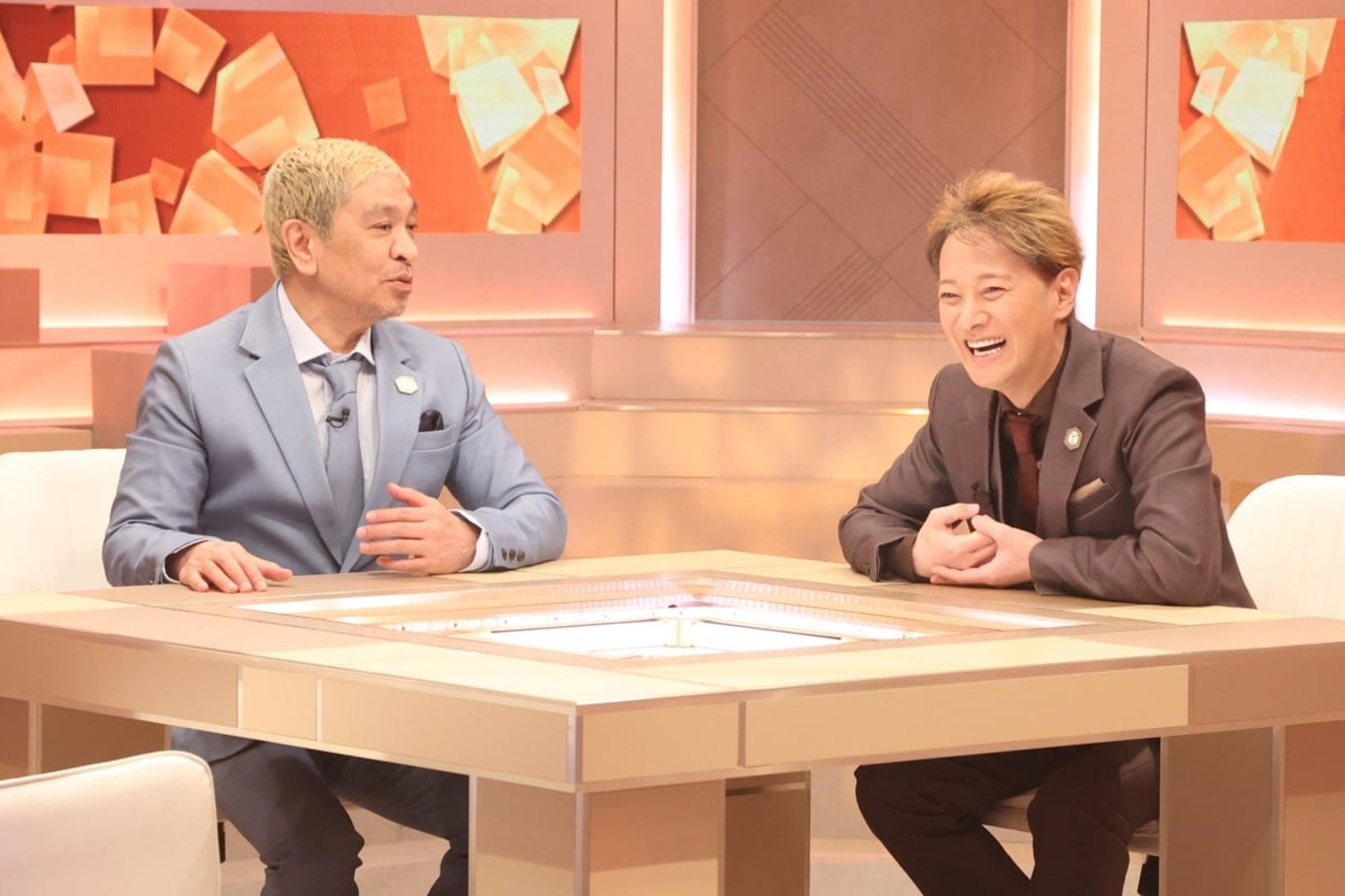 中居正廣(右)被爆也參加松本人志(左)遭控性侵的「恐怖的總統套房」一局。(翻攝網路)