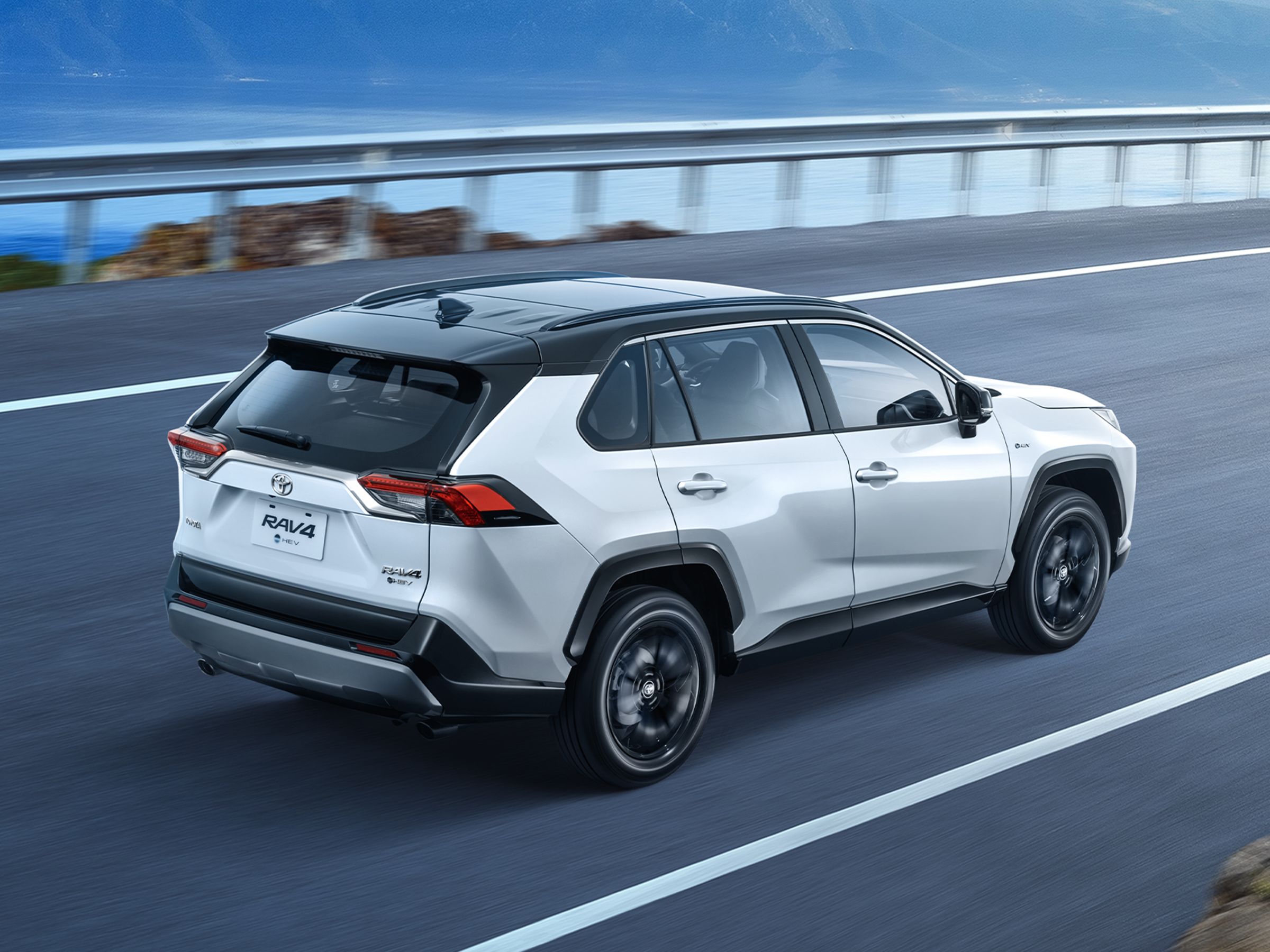RAV4曜黑魅影版完美融合SUV的冒險精神與豪華精緻風格， 動靜之間皆散發個性態度與動感魅力。