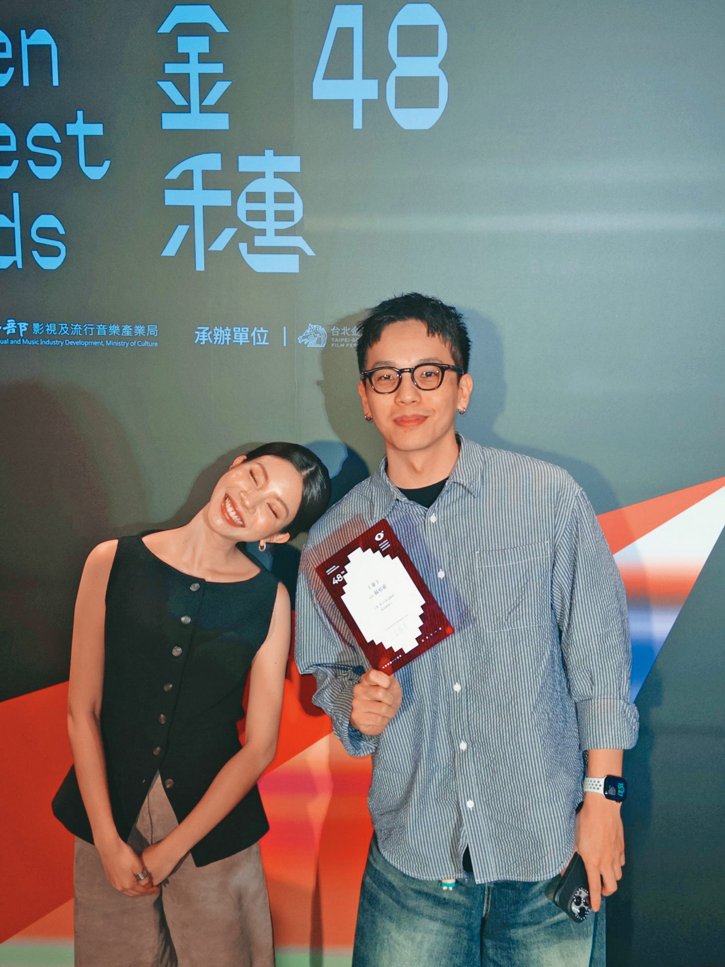 何諭函(左)演出的電影《暈》入圍今年金穗獎,右為導演蘇柏睿。(翻攝自何諭函IG)