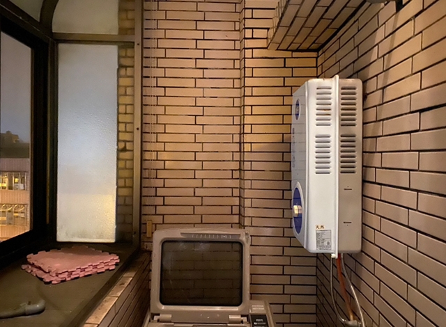 竹北一對夫妻疑似天冷洗澡後，熱水器燃燒不完全，造成1死1傷的意外。（竹縣消防局提供）