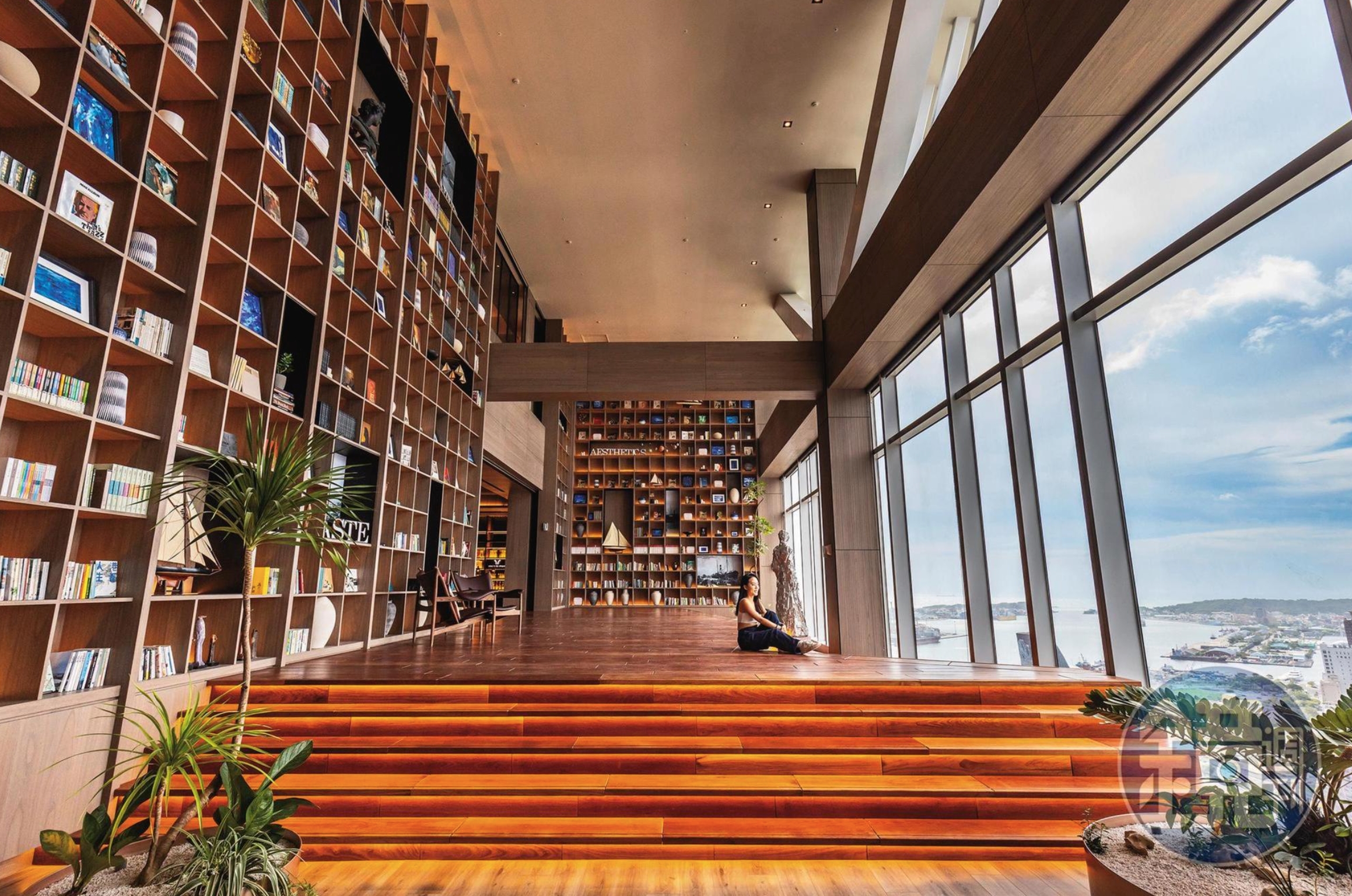 承億酒店大廳公共空間透過挑高書牆與大面落地窗，讓公共文化設施不再是單一功能場域，而成為市民與旅客皆可共享的生活空間。