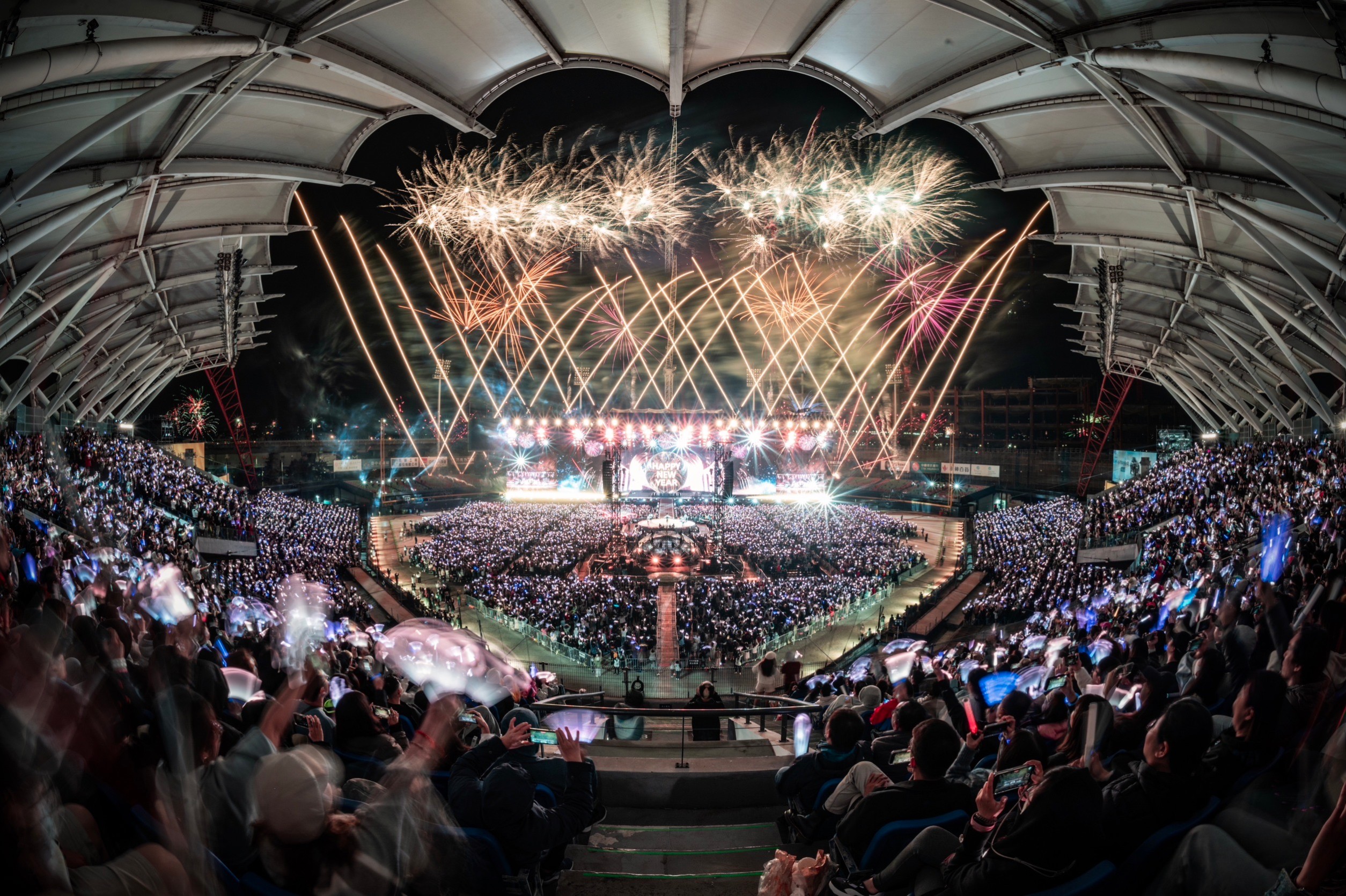 五月天與2.5萬名歌迷一起倒數送走2023，迎來2024年。（相信音樂提供）