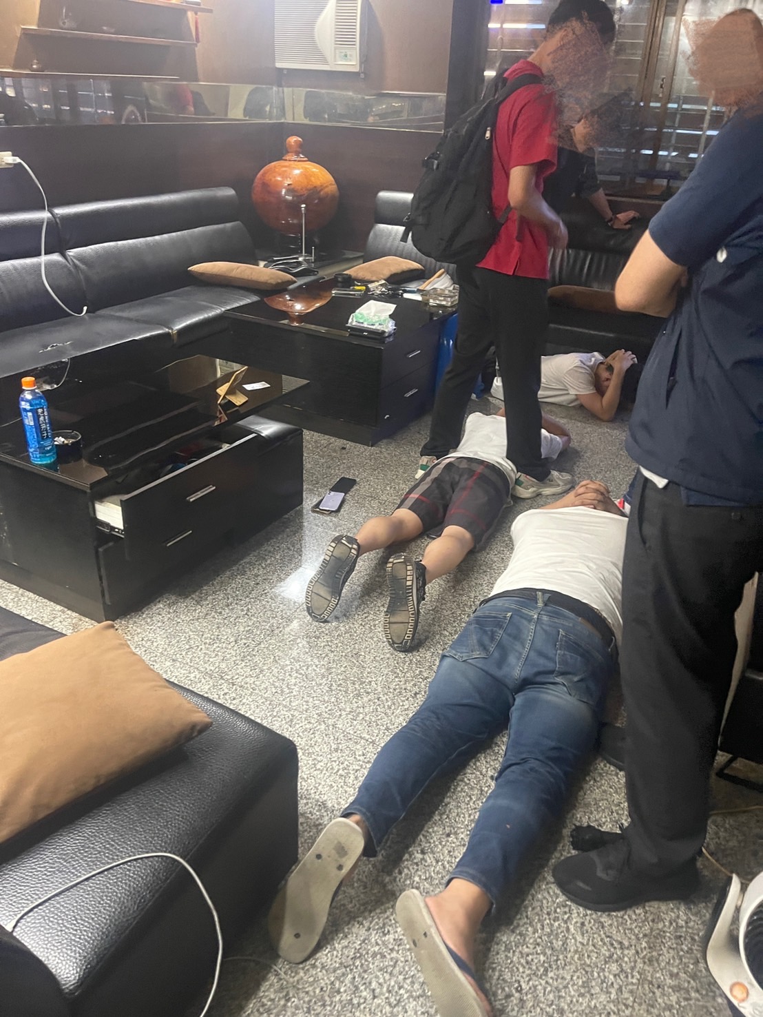 警方在茶行搜索壓制。（警方提供）