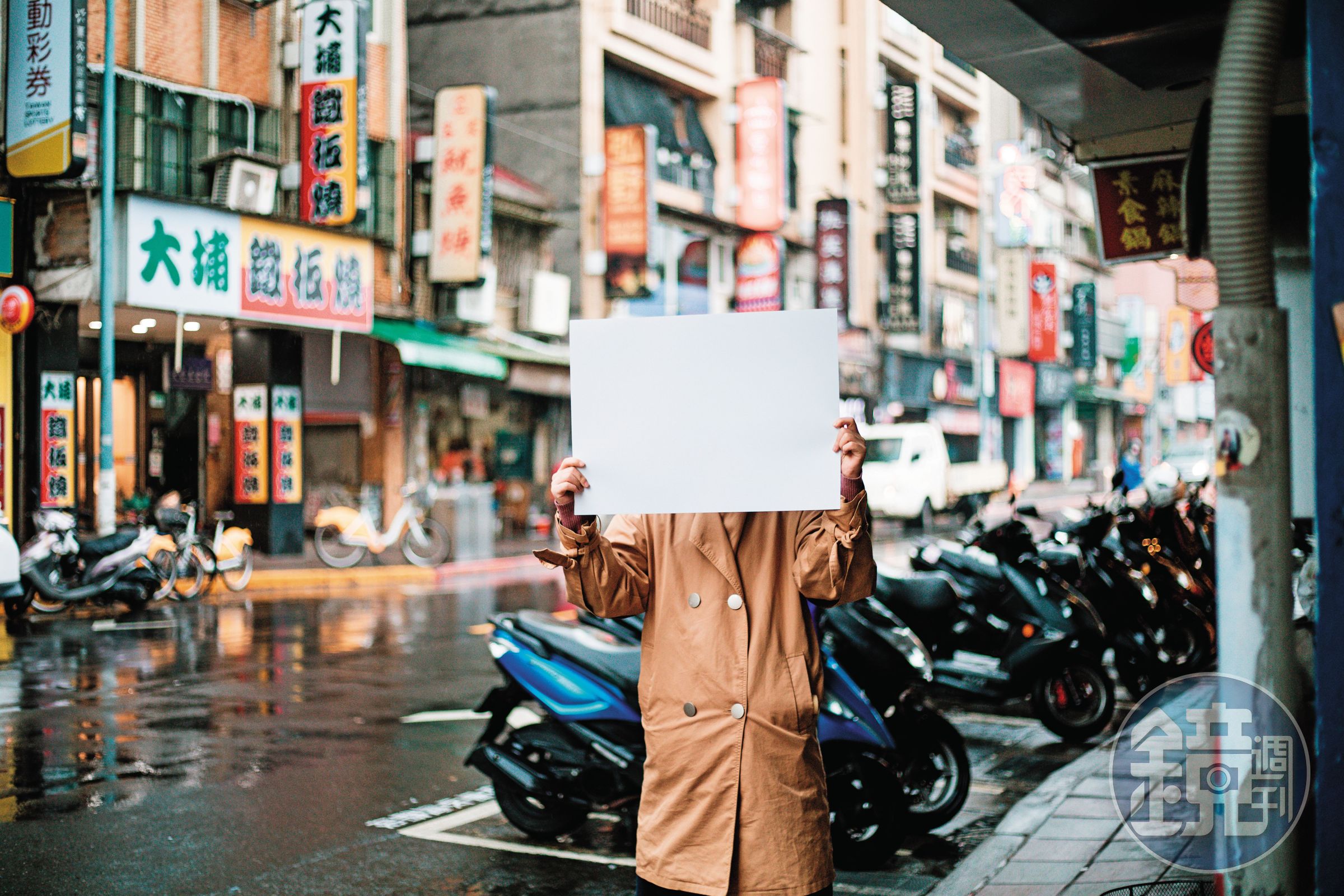 小羽必須化名受訪，拍攝時以白紙遮臉。她近年參與多場社會運動，在社運中，尤其關注性別議題。（鄒保祥攝）