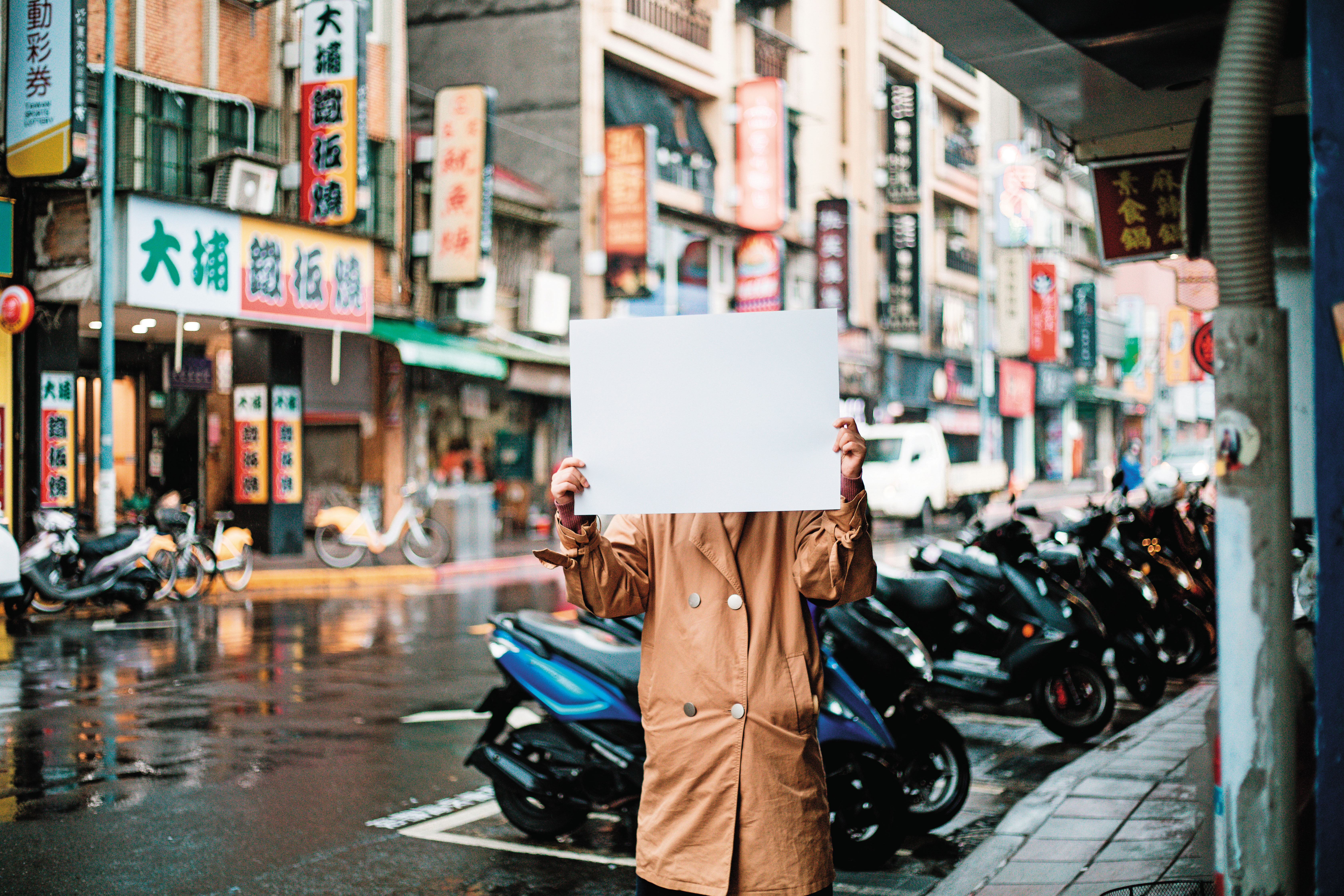 小羽必須化名受訪，拍攝時以白紙遮臉。她近年參與多場社會運動，在社運中，尤其關注性別議題。（鄒保祥攝）