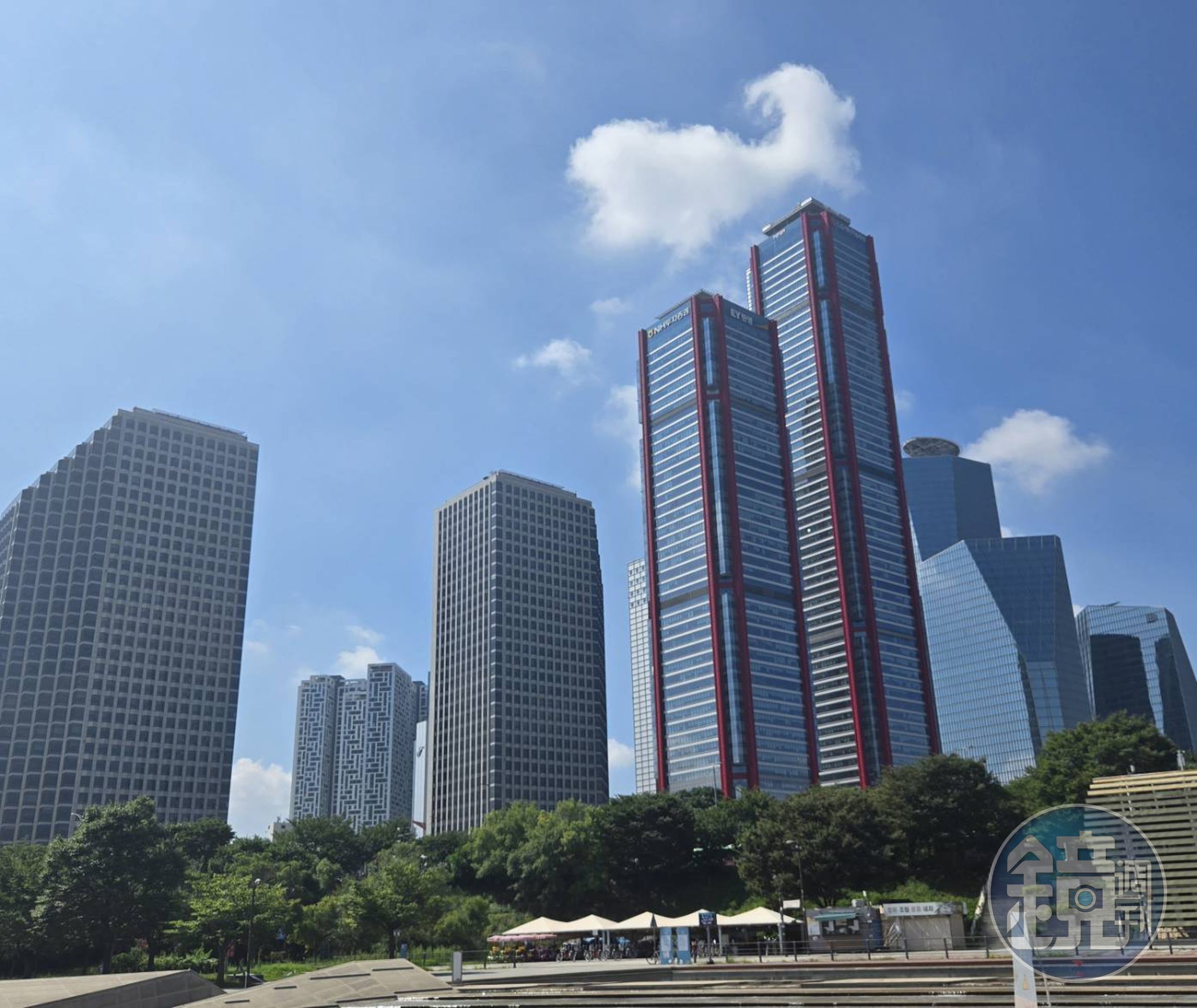 在知名的國際金融中心（IFC Seoul）（右二）與Parc.1雙塔（紅色）陸續完工使用後，汝矣島加速向「首爾的華爾街」邁進。
