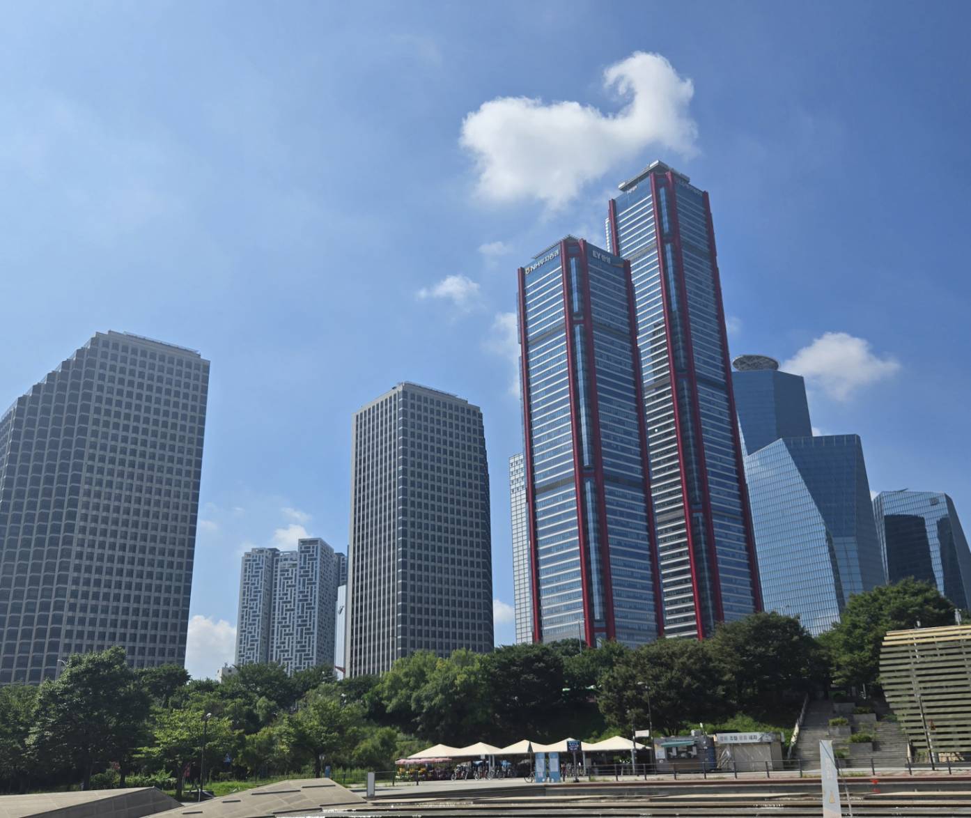 在知名的國際金融中心(IFC Seoul)(右二)與Parc.1雙塔(紅色)陸續完工使用後,汝矣島加速向「首爾的華爾街」邁進。