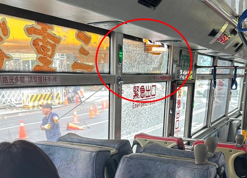 北市一輛公車上午遭施工起重機吊臂砸中，所幸無人受傷。（翻攝自記者爆料網）