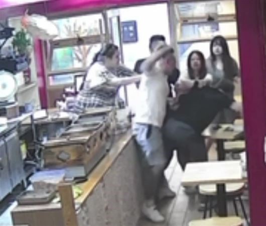 自稱黑幫的羅姓男子涉嫌毆打咖哩店蔡姓老闆。（翻攝畫面）